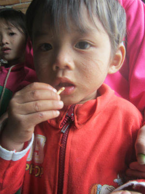 Khởi tố kẻ rạch mặt bé hàng xóm vì thấy giống chồng mình